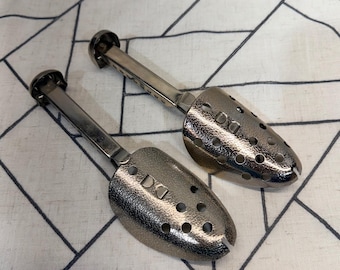 Hormas ajustables de metal plateado Ekco, estilo vintage, fabricadas en EE. UU., perforadas (par)