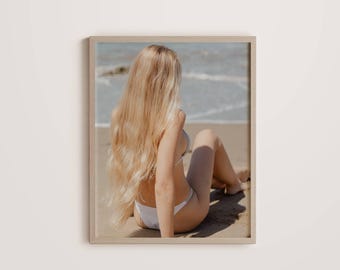 Serenidad Dorada – Impresión fotográfica de playa, arte de mujer rubia, decoración de pared minimalista costera