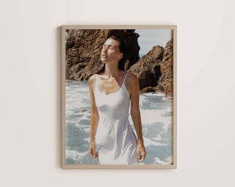Iluminado por el sol en blanco: Impresión artística costera, arte mural fotográfico oceánico, decoración playera editorial minimalista