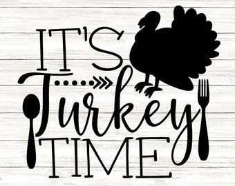 Op de afbeelding: Zwart-witte afbeelding met de tekst "IT'S Turkey TIME" en een silhouet van een kalkoen, lepel en vork. Het ontwerp staat op een witte houtnerf achtergrond. De onderkant van de afbeelding bevat de bestandstypen: SVG/DXF/PNG/EPS.