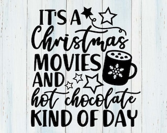 Op de afbeelding: Zwarte afbeelding met de tekst "IT'S A Christmas MOVIES AND hot chocolate KIND OF DAY" met ster- en mokillustraties. De onderkant van de afbeelding bevat de tekst "SVG/DXF/PNG/EPS (Files delivered in black)".