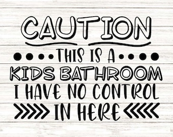 Könnte beinhalten: Schwarz-weißer Grafiktext auf Holzgrund, der "CAUTION... THIS IS A... KIDS BATHROOM I HAVE NO CONTROL >>>>> IN HERE <<<<< SVG/DXF/PNG/EPS" lautet.