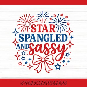 Op de afbeelding: Een patriottisch ontwerp met de woorden "STAR SPANGLED AND SASSY" in rood en blauw. Het ontwerp bevat vuurwerk, sterren en een strik, allemaal in een rood, wit en blauw kleurenschema. De onderkant van de afbeelding bevat de tekst "SVG/DXF/PNG/EPS".