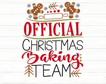 Può includere: Grafica festiva con le parole "OFFICIAL CHRISTMAS BAKING TEAM" in rosso e nero, con omini di pan di zenzero e utensili da cucina. Il design è ambientato su uno sfondo bianco effetto legno con un bordo rosso.