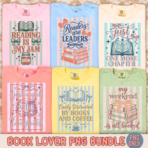 Op de afbeelding: Zes kleurrijke T-shirts met ontwerpen met boeken als thema. De shirts zijn roze, lichtblauw, cr&egrave;me, koraal, geel en groen. Elk shirt heeft een unieke afbeelding en tekst, waaronder zinnen als "Reading is my jam" en "Readers are Leaders".
