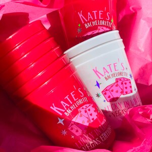 Taza personalizada para despedida de soltera "Lucky in Love Vegas", decoración de casino de Las Vegas, recuerdo para fiesta de despedida de soltera, regalo para despedida de soltera en Las Vegas