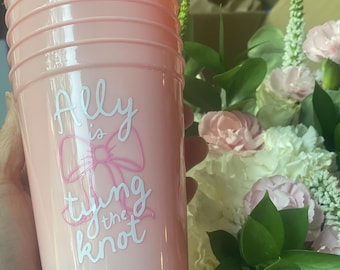Binden der Knoten Rosa Party-Cups für Girly Junggesellinnenabschiedsdekor Personalisierte Bachelorette Coquette Bow Ich mache den Knoten Brautdusche