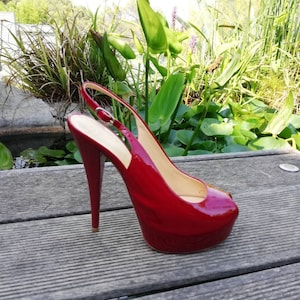 Shoes with platform Giuseppe Zanotti open toe red varnish 38 FR with bridle behind the ankle.