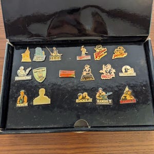 Very rare lot of vintage pins from Anglo-Saxon action and sci-fi films from the 90s in France. Star Wars 007 Indiana Jones Predator Rocky Robocop