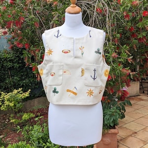 Vintage crop top Jacqueline Pérès sleeveless cream color multicolor engraving style pattern ring sun clover harvest anchor