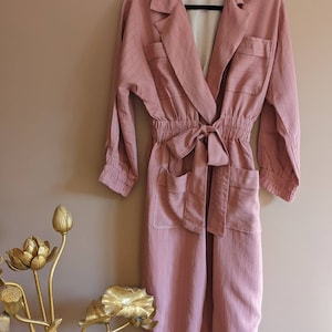 Muy hermoso vestido de cartera vintage rosa con rayas rojas. Bolsillos X4 y cinturón integrado. Cintura elástica. Tamaño M/ 38 UE