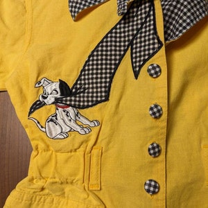 Chemise jaune et motif vichy noir/ motif 101 Dalmatiens de Disney manches courtes, ceintrée pour petite fille 4 ans vintage Bacasable. image 3