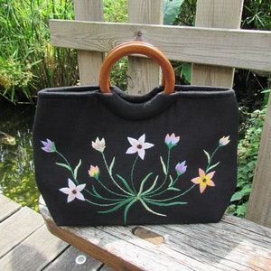 1960/ 70's Black fabric and embroidered flowers vintage bag - round wood handles