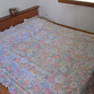 Vintage bed set from the 20th century floral pattern
