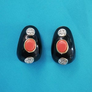 Oorbellen met fancy clips jaren 80 Kenneth Lane zwarte kleuren, koraal en met strass steentjes