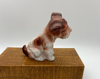 Perro, Sabueso Estatua del perro, figura de porcelana, figura de cerámica, marcado Made in Japan en la parte inferior