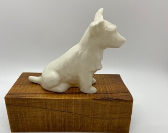 Scruffy White Hound Dog porcelana o figura de cerámica - marcado Belleek Irlanda No. 0857