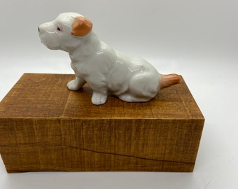 Perro, Sabueso Estatua del perro, figura de porcelana, figura de cerámica, marcado Japón en la parte inferior