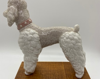 Perro, Estatua de caniche, Caniche Blanco de Lladro con collar rosa, figura de porcelana, figura de cerámica, marcado Lladro
