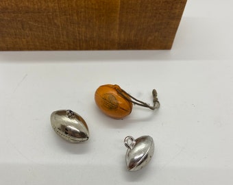 Encantos de fútbol, vintage mucho encantos de fútbol - tres balones lindos en un montón.