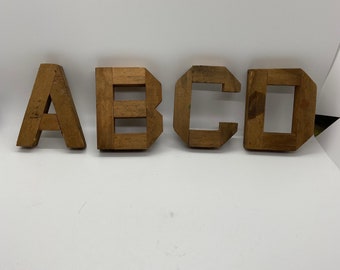 cartas, letras de madera, letras de signo de madera vintage, pátina maravillosa, mirada envejecida