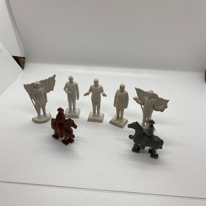 Figures, Plastic people, unpainted famous people and two horses, vintage toys