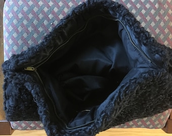 Manguito de piel en lo que parece ser piel de cordero persa negro natural - alrededor de la década de 1950