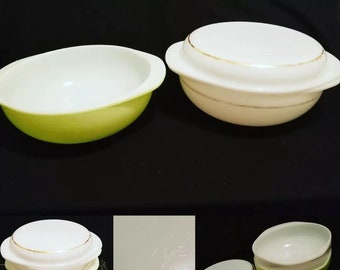 Mid Century Vintage 2 Pyrex Baking Dishes/bowls with One Lid that will fit either one, Wonderful Set, Beautiful