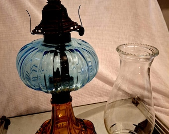 Lámpara de aceite ámbar y turquesa, Reina Ana n.° 2, lámpara/farol grande de aceite de carbón con mecha antigua, metal vintage, 2 piezas, 47 cm de alto, antigua