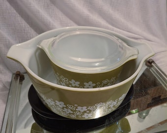 Mid Century Vintage Pyrex SPRING BLOSSOM, 3 Stück, olivgrün weiße Blumen, Stapeln, Backen & Servieren, ein Deckel