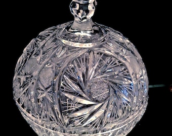 Dulcera de cristal tallado americano brillante con tapa, facetada en seis lados, con punta superior, tapa y base. Diseño Eleanor "Estrella de David" en molinillos.