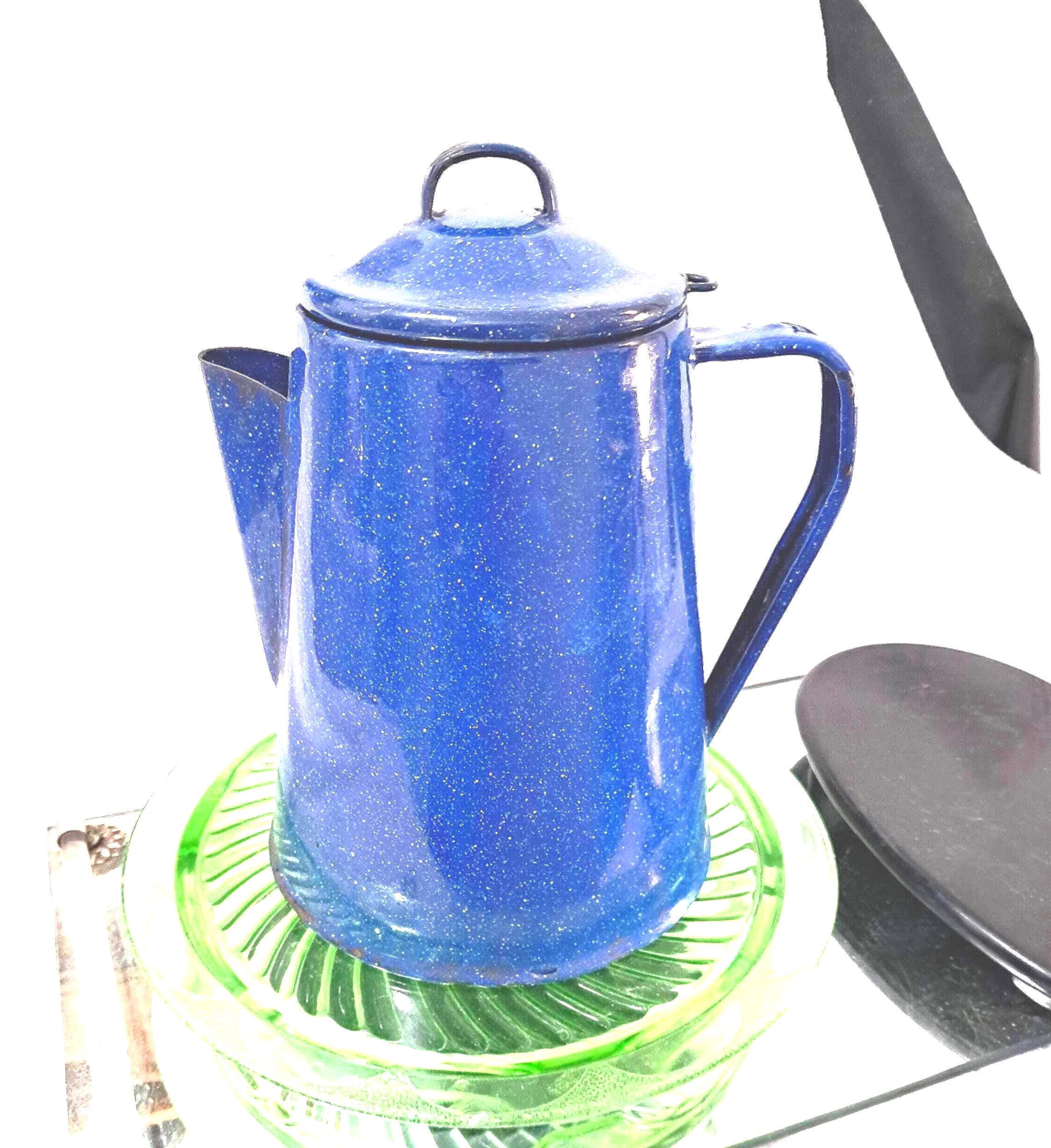Vintage farmhouse bleu feu de camp avec vaisselle émaillée