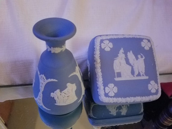 WEDGWOOD TRINKET BOX PALE BLUE WHITE RARE VINTAGE COLLECTABLE POTTERY BRITISH