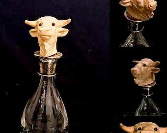Tapón de corcho de resina color crema con forma de cabeza de toro en plata. Decantador de cristal, cabeza de toro única, hecho en Italia, decantador de jerez, vintage.
