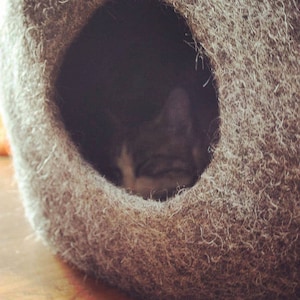 cat bed cave natural beige, cosy nest for pet, made in Italy by artisan, the perfect gift for your cat