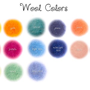May include: Wool color chart with 18 different colors of wool. The colors are arranged in three rows of six. The colors are: lemon, yolk, petrol, jeans, peach, pistachio, rose, fuchsia, light blue, midnight blue, apricot, light pink, green apple, mint, blue blue, black, grey, and white.