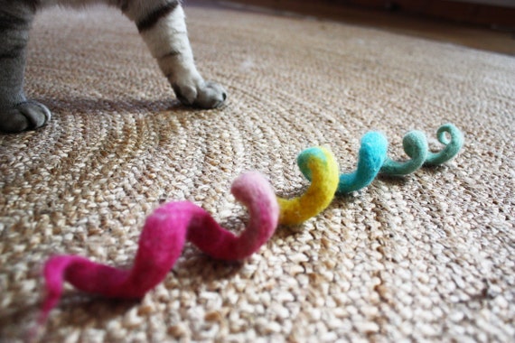Gioco per Gatto fatto a Mano in Italia in Feltro di lana aromatizzato alla Valeriana, Vortice Arcobaleno, Regalo Perfetto per Gatto