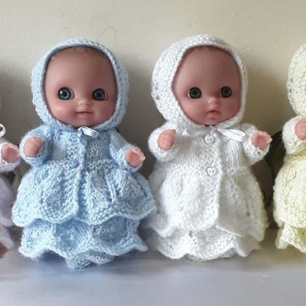 Mini poupée Berenguer de 15 cm (B) avec des vêtements tricotés à la main.