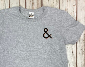 Männliche Ampersand Tasche Design T-Shirt. Herren Alphabet ab. 'Branson' Schriftart. Kurzarmgrau/weißes Hemd. und &