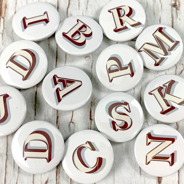 Badges boutons alphabet, choisissez vos lettres, bijoux à épingle initiale personnalisés, Petit : 25 mm Grand 38 mm. Police Stirling Shadow. Amoureux des mots