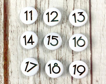 Verjaardagsnummer 11, 12, 13, 14, 15, 16, 17, 18, 19 'Branson'-lettertype. Twee maten: kleine 25 mm, grote 38 mm pin-knop-badge. Zwart wit.