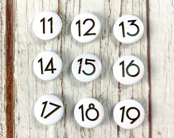 Geburtstagszahlen 11, 12, 13, 14, 15, 16, 17, 18, 19 in Branson. Zwei Größen: kleine 25mm, große 38mm Pin Anstecker. Schwarz & Weiß.