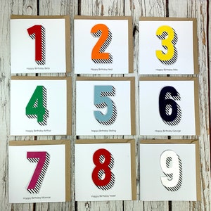 Heldere gepersonaliseerde verjaardagskaart. Handgemaakte aangepaste wenskaart. Cijfers: 1, 2, 3, 4, 5, 6, 7, 8, 9, lettertype 'Bradford Buzz'. Jubileum