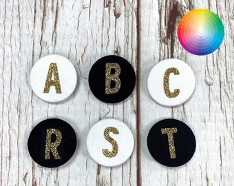 Glitzer Stoff Buchstaben Anstecker groß 38 mm. Schwarz, Weiß und Gold Alphabet Button Pin. Junggesellinnenabschiede