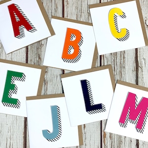 Handgemaakte gepersonaliseerde verjaardagskaart. Heldere aangepaste wenskaart. Lettertype 'Bradford Buzz'. Regenbooginitialen
