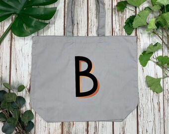 Graue Bio-Baumwolle Große Einkaufstasche - Letter. Kupfer und schwarze Initiale personalisierte Tasche. Branson Schriftart