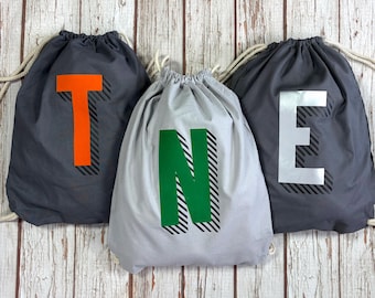 Personalisierte Kordelzug Turnbeutel Alphabet Brief Tasche. Wählen Sie Ihre Initiale / Monogramm- 'Bradford Buzz' Schriftart-Schulsport, Regenbogen von Farben