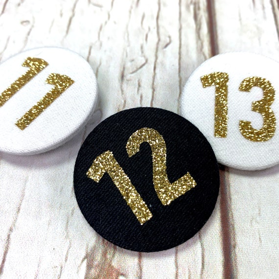Glitzer Stoff Geburtstag Buttons groß 38mm. Age's 11, 12, 13, 14, 15, 16,  17, 18, 19 Schwarz und Weiß mit Gold Button Pin Zahlen - .de