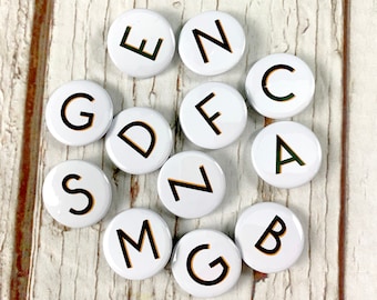 Alphabet Anstecker schwarze Buchstaben 'Branson' font. Zwei Größen: 25 mm, 38 mm Pin Button Initialen