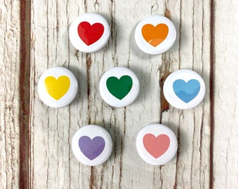 Herz-Anstecker in Regenbogenfarben. Love Emoji-Pins klein 25 mm, groß 38 mm. Valentinstag-Token